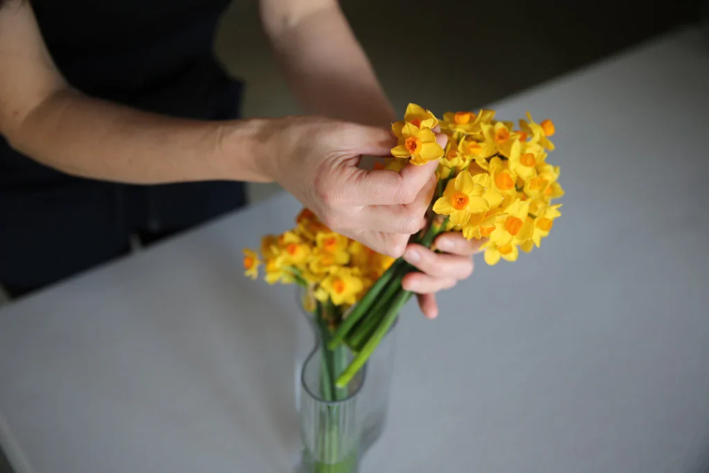 Tips membersihkan dan cara merawat bunga artificial agar warnanya tetap cerah dan tidak cepat rusak